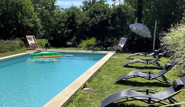 Grand gîte pour 11 personnes avec terrasse, jardin et piscine privée situé à CHARRAS en Charente proche Dordogne. Entre 230€ et 350€/nuit selon la saison.