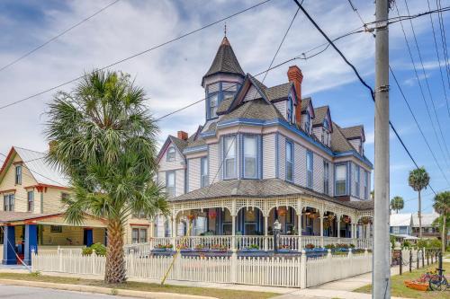 Grand Gables Home 1 Block to St Johns River!