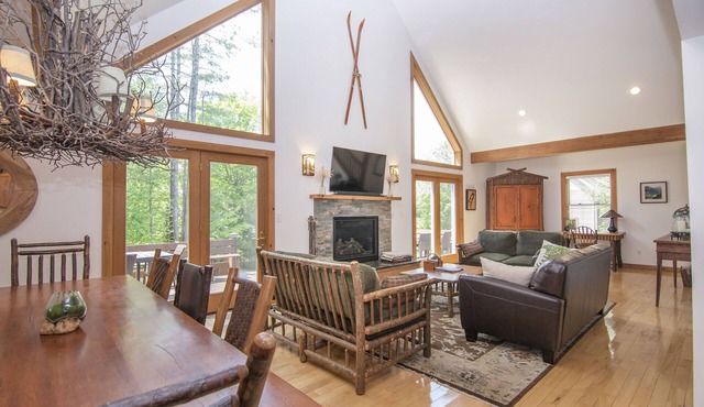 Grand Getaway in Historic Lake Placid! Walk to shops, breweries, etc.