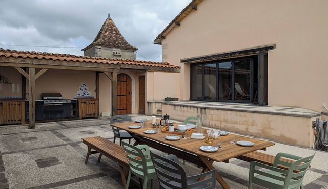 Grand gite pour 12 personnes avec piscine intérieure, salle de jeux, salle de sport, sauna, bar et grand jardin. 500€/nuit