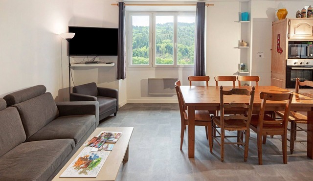 Grand Gîte Apartment with Mountain View, Shared Pool, and Wi-Fi
