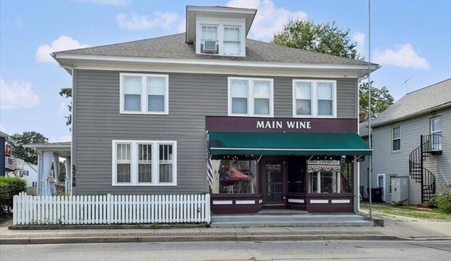 Grand home located right on Main St, walk to Chesapeake Bay & great restaurants