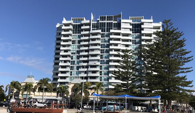 Grand Hotel Apartment One min walk to beach/Charis Seafoods Childrens Lagoon.