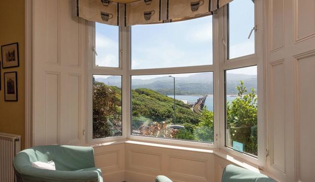 Grand large apartment in Townhouse by the Sea. Superb Views. Brilliant Location