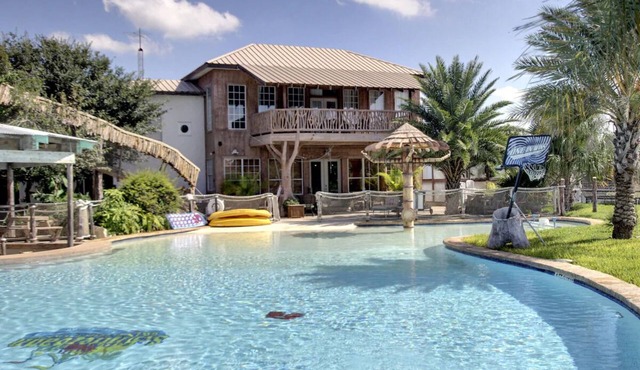 Grand Lodge, Cloud Lane ,Large house sleeps 20. Pool and River access.