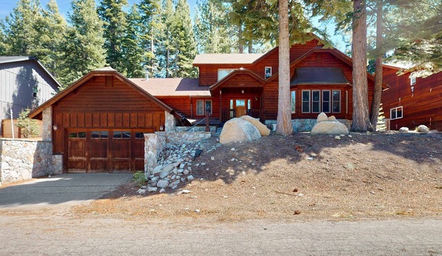 Grand lodge in the woods near golf, hiking & skiing with multiple fireplaces