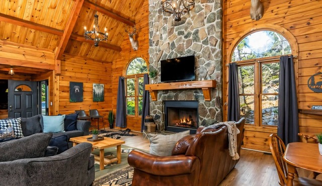 Grand Log Home Billiard Table 5000 sq feet Hot Tub FirePit Oversized Deck w/VIEWS Pet Friendly