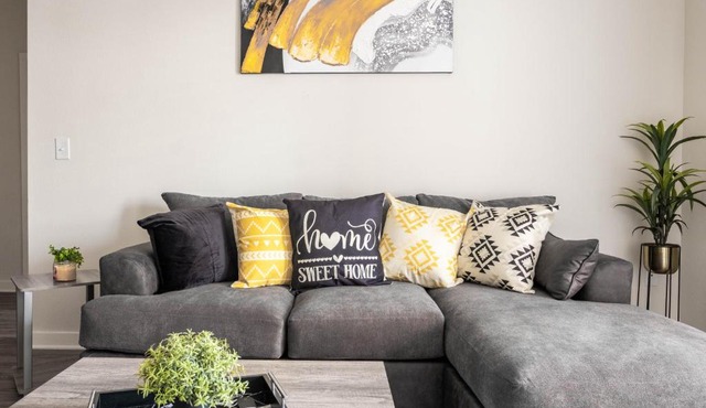 GRAND LUX 2BD/2BA QUEEN STE by TOWN CENTER & BEACH