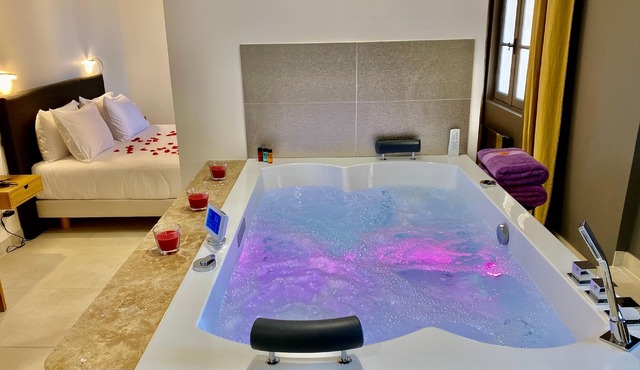 Grand Luxe Suite GRAFFITI with XXXL whirlpool bath with shared POOL access