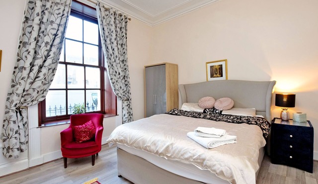 Grand Mansion, 9 Beds, Sleeps 17, Parking - Groups