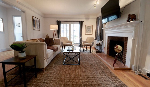 ★ GRAND MID-CENTURY HOME ★ NEAR UNIVERSITY