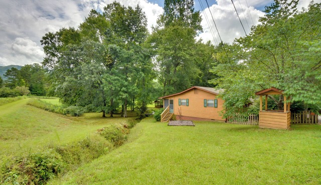 Grand Murphy Cabin w/Fire Pit & Game Room!