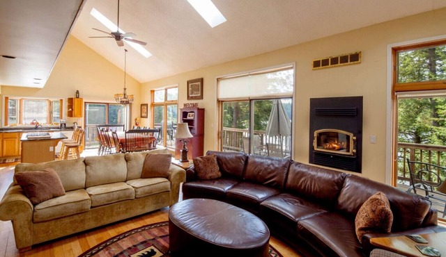 Grand Muskokan Cottage - Maximum 14 guests