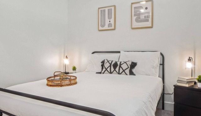 Grand New Studio Apartment with Pool and Golf Sim
