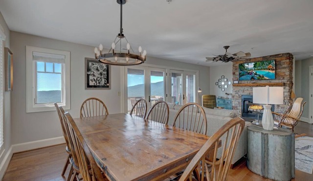 Grand Oaks RQ3- Mountain Condo, Gated Resort, Indoor/Outdoor Pools & Hot Tub