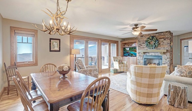 Grand Oaks RR1- Mountain Condo, Gated Resort, Indoor/Outdoor Pools & Hot Tub