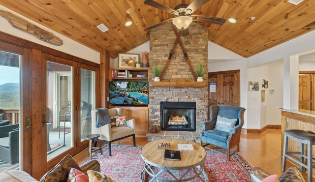 Grand Oaks RX5- Mountain Condo, Gated Resort, Indoor/Outdoor Pools & Hot Tub