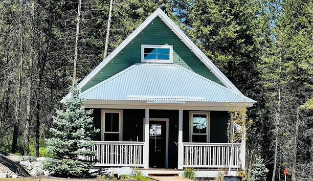 Grand Opening Pricing! Cozy 2 Bedroom Cabin with views of Flathead Lake
