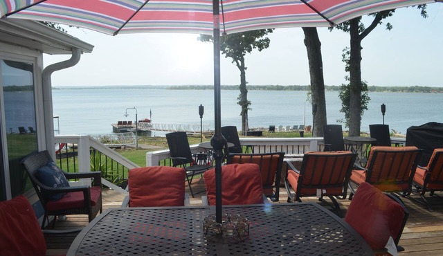 GRAND PANORAMIC RETREAT, 6 BR, 3 BA, 300' Lakefront, Hot Tub, Dock & Launch! NEW