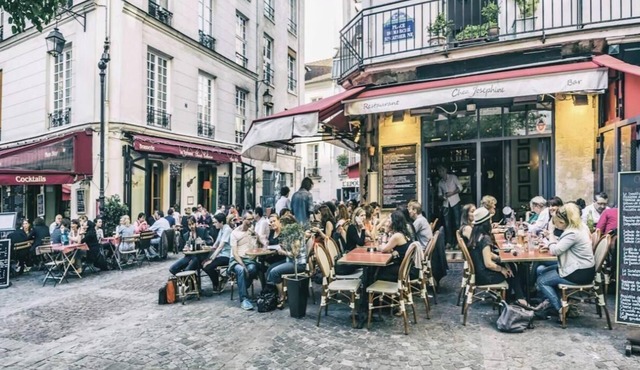 GRAND PARIS RETREAT NEAR MARAIS WITH SPACE FOR SIXTEEN