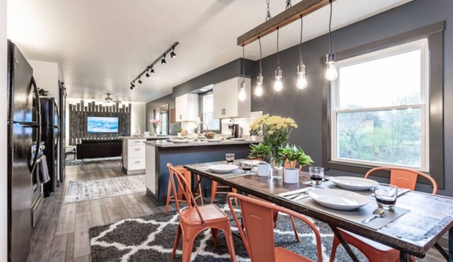 Grand Park Team Stay 5BD/2.5BA/4BR/Deck/Yard