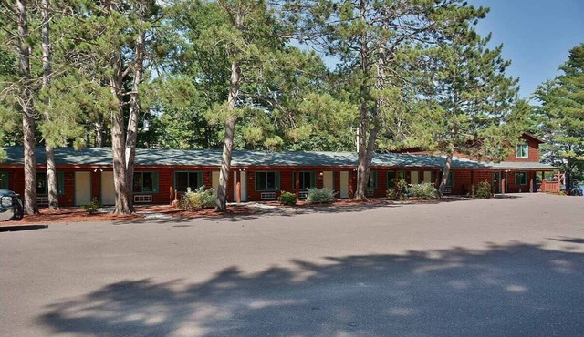 Grand Pines Motel Rooms