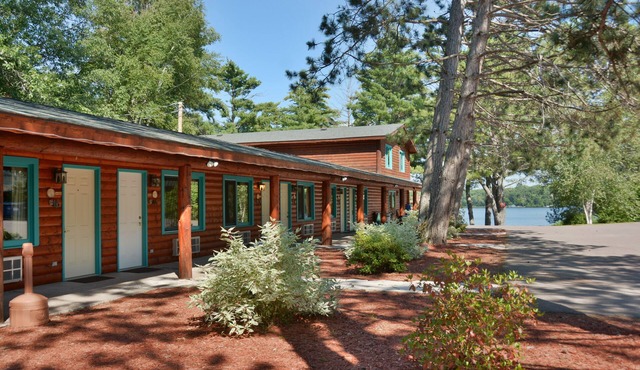 Grand Pines Motel Rooms