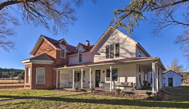 Grand Porch & Peaceful Setting! Luna Farmhouse