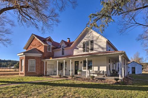 Grand Porch & Peaceful Setting! Luna Farmhouse