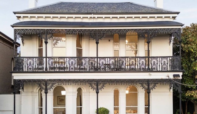 Grand Prix Stay: Elegant Toorak Escape with Pool