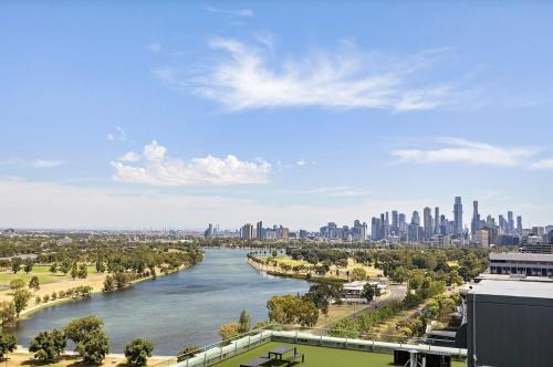 Grand Prix & Water View - Free Parking, Pool & Gym