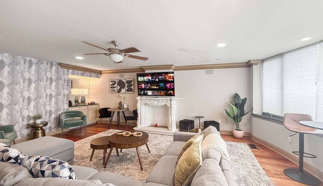 Grand Queen Village Retreat