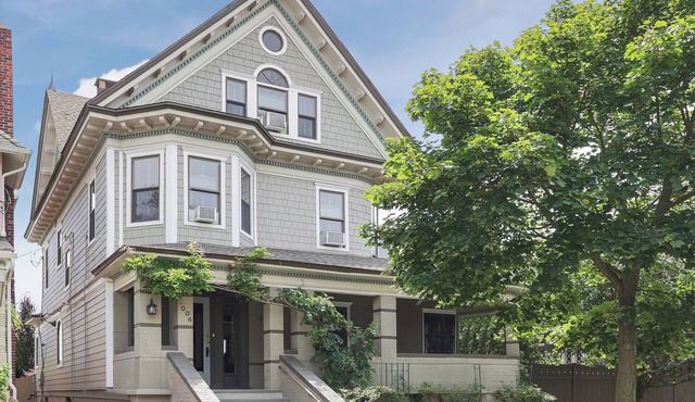 Grand Renovated Victorian - Great Location Just Blocks from Beach and Downtown