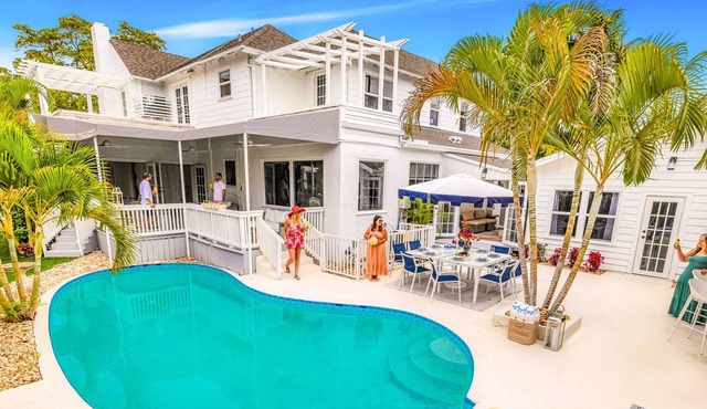 Grand Residence | Heated Pool | Beach Proximity | Emerald Key | RESlDENCES