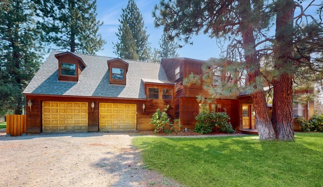 Grand Retreat on 5-Acre Lot with Private Hot Tub & Fireplaces, Mins to Slopes