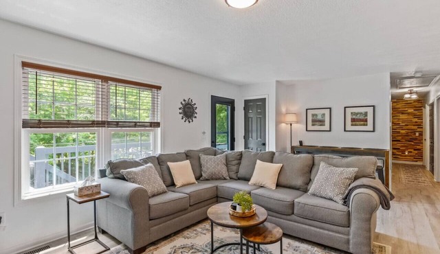 Grand Ridge Grove: 3BR, 2.5BA Gathering Home