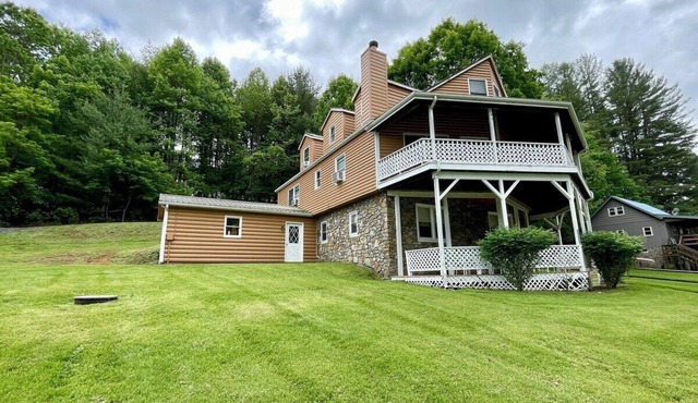 Grand River Lodge - Riverfront, Dog Friendly, Family Friendly, Wood Fireplace, WIFI, Firepit