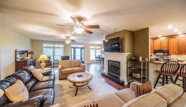 Grand Rivers Home - Walk to Lakes & National Park!
