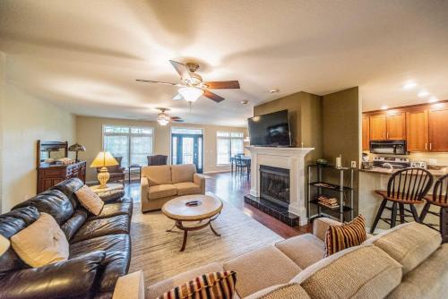 Grand Rivers Home - Walk to Lakes and National Park!