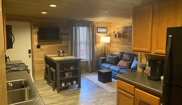 Grand Rivers, KY - Unit A - Cozy getaway with Cabin Charm near KY & Barkley Lake