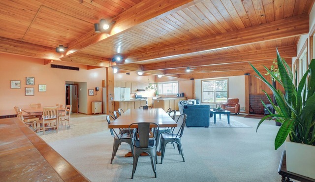 Grand Rural Wisconsin Retreat: Full Indoor Gym