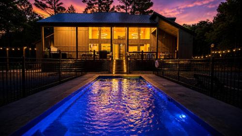 Grand Savoy Creek Pool Hot Tub Sleeps 21