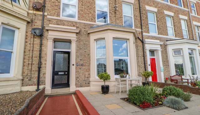 GRAND SEA VIEW, romantic, character holiday cottage in Tynemouth