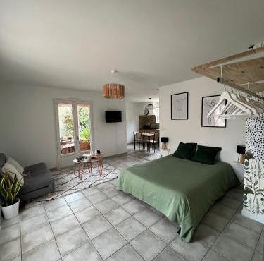 Grand studio avec véranda et parking