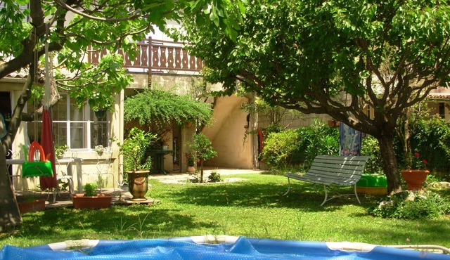 GRAND STUDIO CLIMATISE, INDEPENDANT DANS VILLA AVEC JARDIN, Tranquility assured