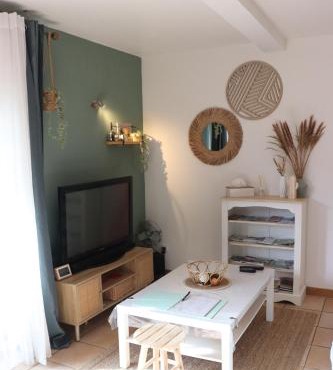 Grand studio neuf en rez de jardin avec terrasse