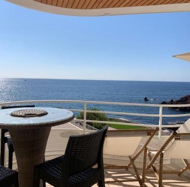 Grand studio terrasse vue mer pieds dans l'eau piscine