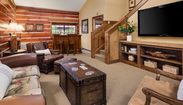 Grand Suite With Access to Pool, Hot Tub, and Gym