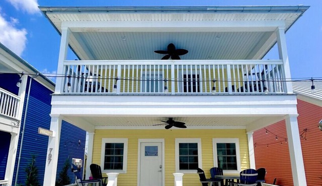 Grand Sunrise - Spacious Lakeside Cottage w/HOT TUB!
