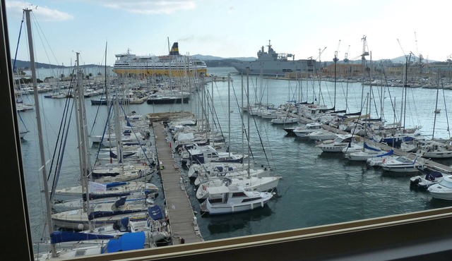 Grand T1 Design of the port of Toulon. Magnificent views of the sea.